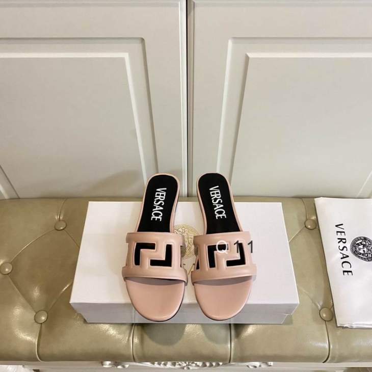 Picture of Versace Slippers _SKUVersacesz35-42Y010334